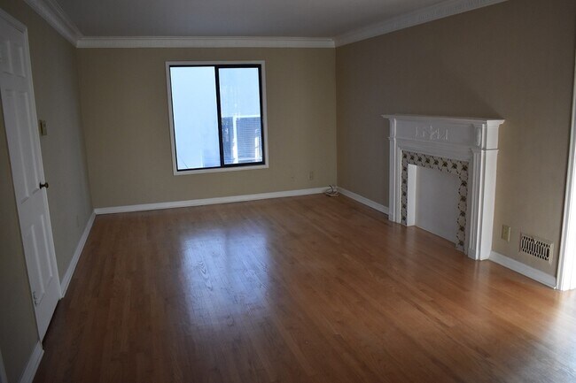 Living Room-Interior - 1444 S Beverly Dr