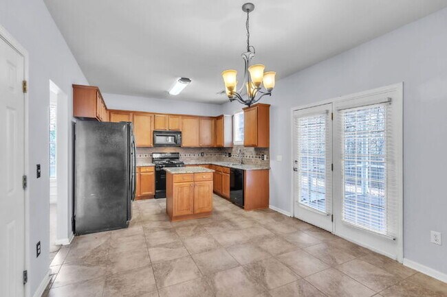 Building Photo - Spacious 4BR Home w/ Screened Porch, Fenced Yard & Great Location