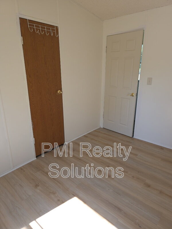 Building Photo - 305 W Dixieland Ave