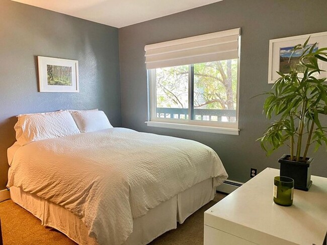 Building Photo - Fully Furnished 2B/1B Condo Available Now!