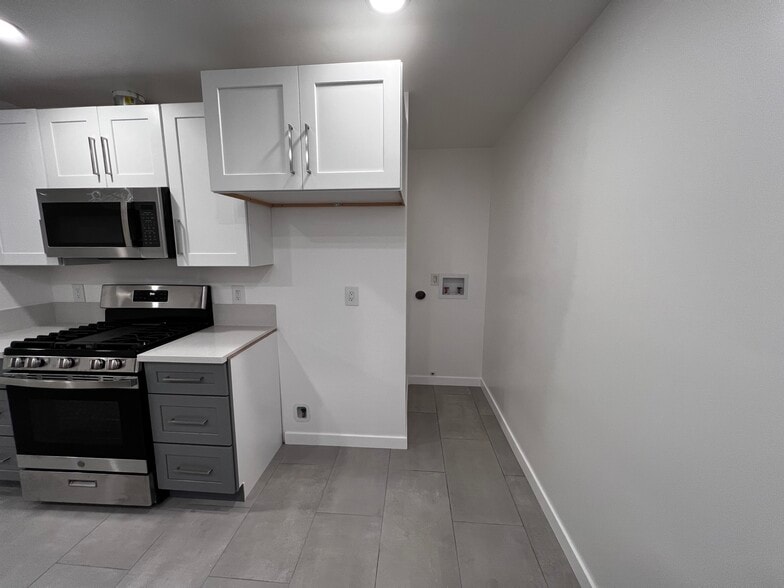 Building Photo - 9717 Oak St