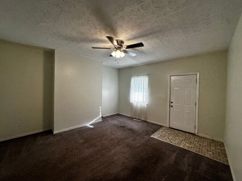 Building Photo - 913 Oakwood Ave