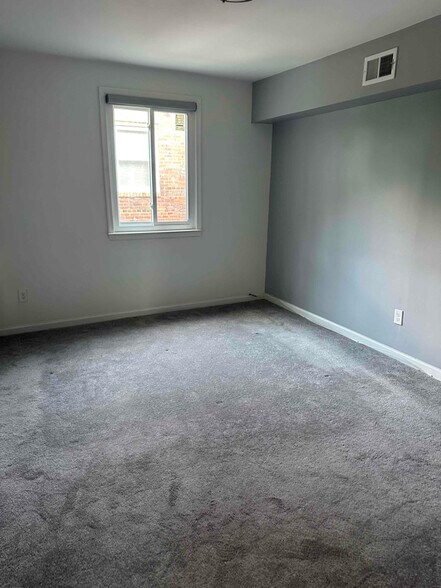 Building Photo - 528 Oakwood St SE