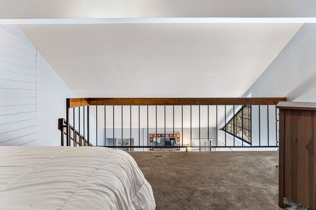 Building Photo - Updated 1 BDR with loft in Gunbarrel