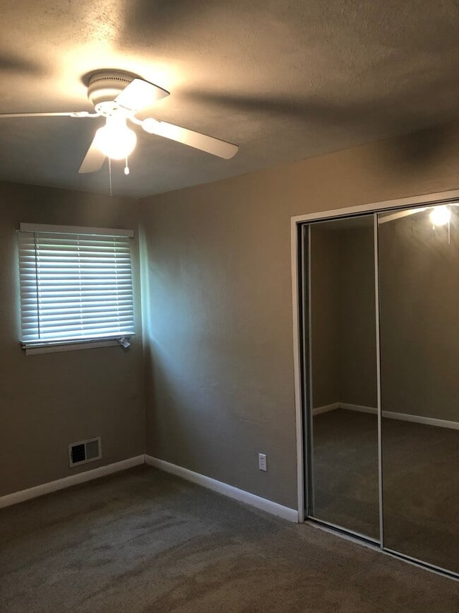 Building Photo - GORGEOUS HOME IN ARAGONA!