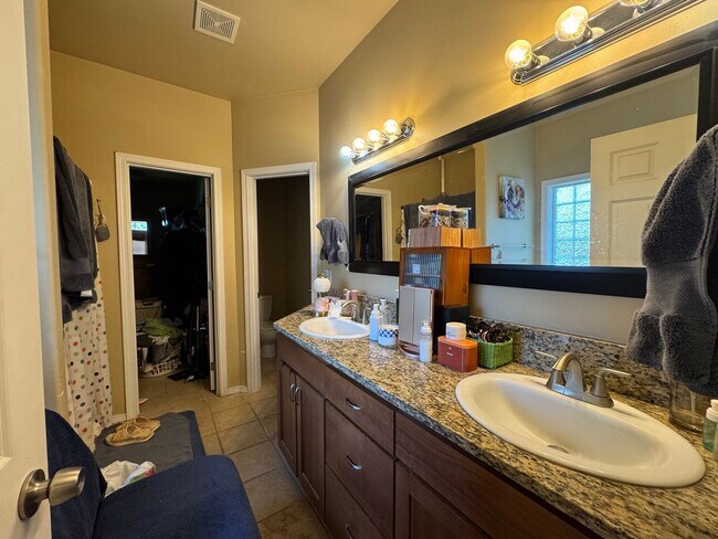 Building Photo - 3 Bedroom, 3 Bathroom House - Walking distance to the beach