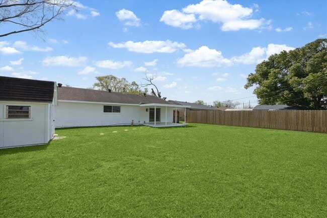 Building Photo - 5602 Hialeah Dr