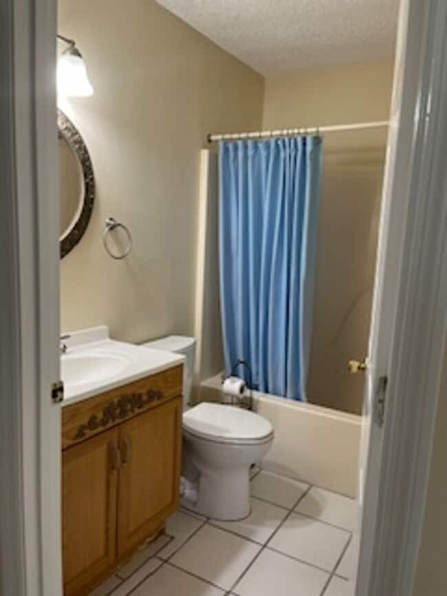 Building Photo - Large home on corner lot!