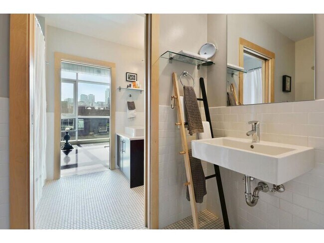 Building Photo - 345 6th Ave N