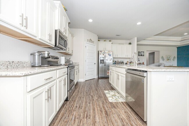 Building Photo - Beautiful 4 Bedroom 3 Bath Home!