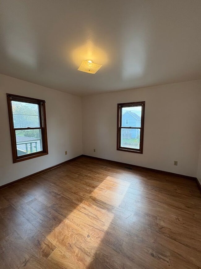 Building Photo - Three bedroom one bathroom home for rent