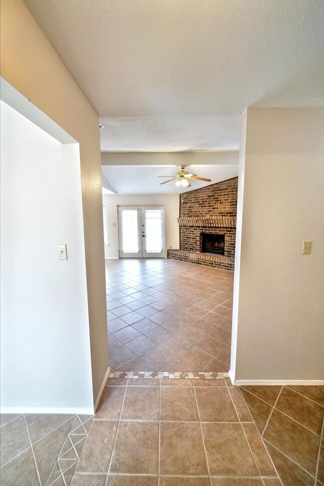 Building Photo - Charming 2-bed, 2-bath home in Universal C...