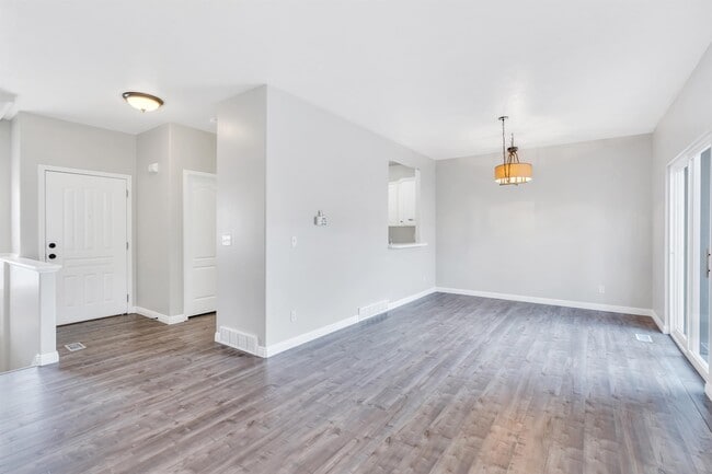 Building Photo - 69 360 W