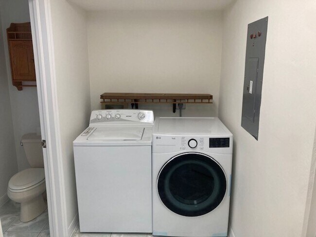 Building Photo - Family Friendly water front 3 Bedroom 3 bath Home with dock & lift -unfurnished-Available NOW