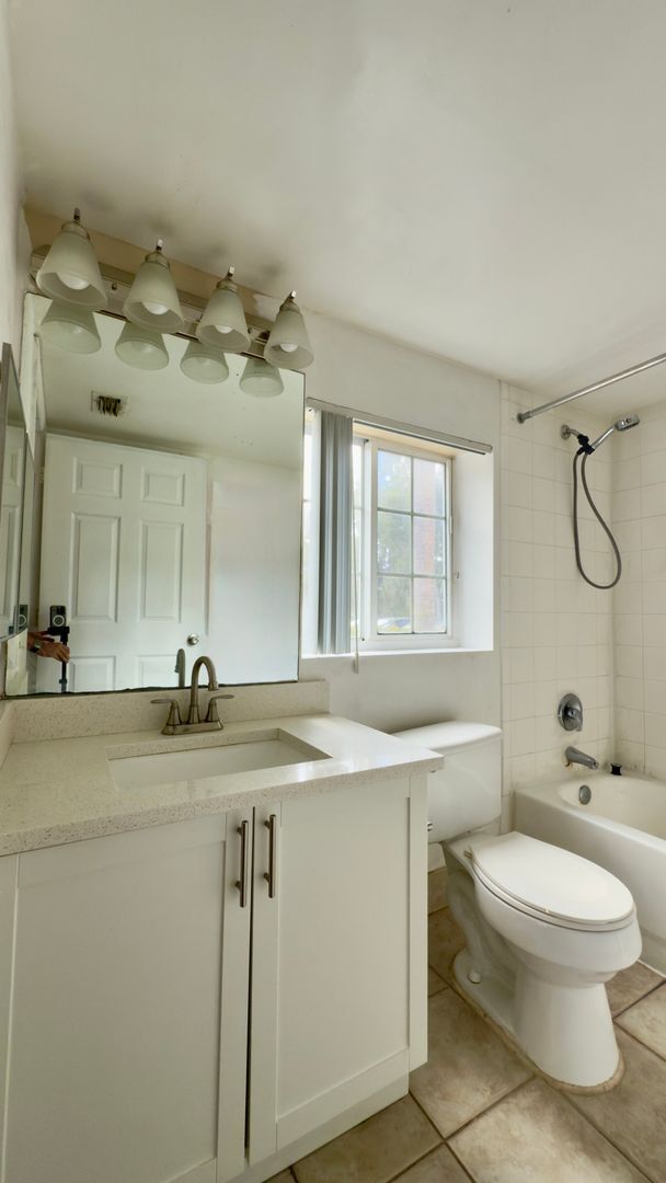 Building Photo - 2/2 First Floor with Garage + Lake View – Grand Isles