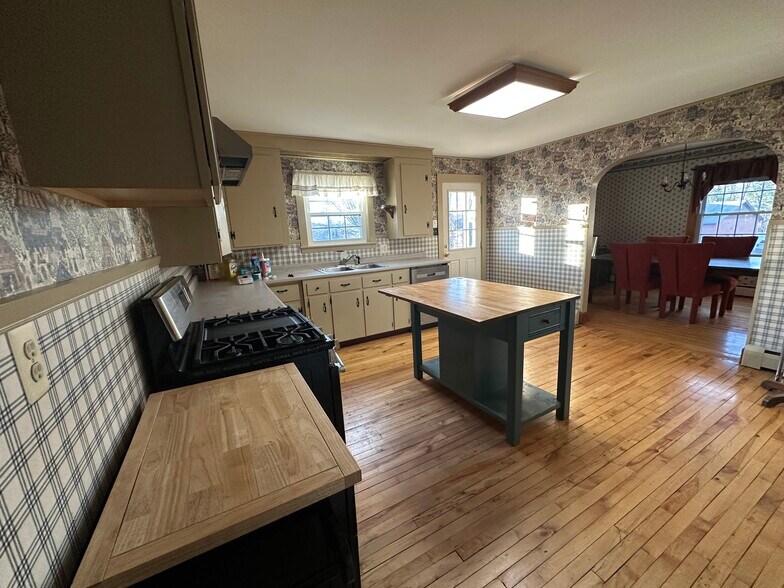 Building Photo - 4 Maple Ave