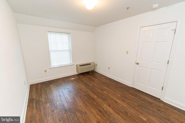 Building Photo - 802 Travers St
