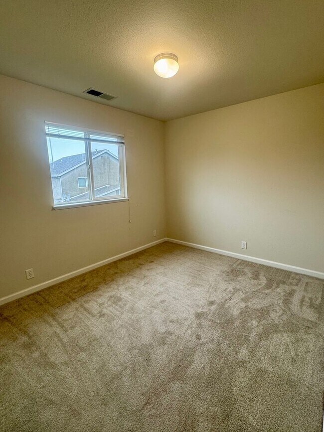 Building Photo - Fantastic 3 Bedroom, 2.5 Bath Townhouse!