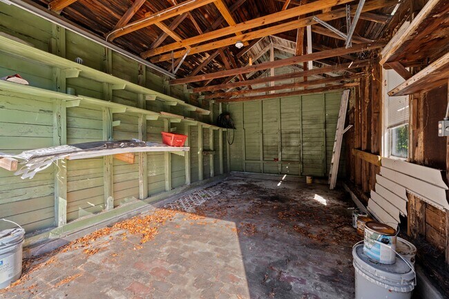 Building Photo - 1010 E Lake Ave