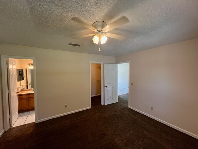 Building Photo - 3 Bedroom 2 Bath house with Garage Near Fl...