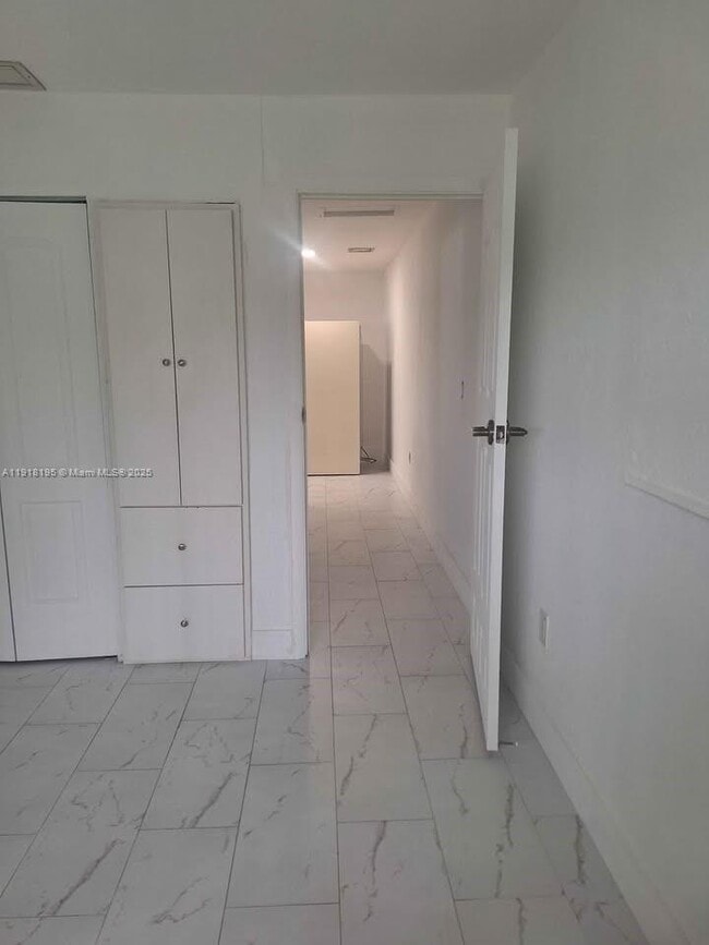 Building Photo - 1550 W 3rd Ave