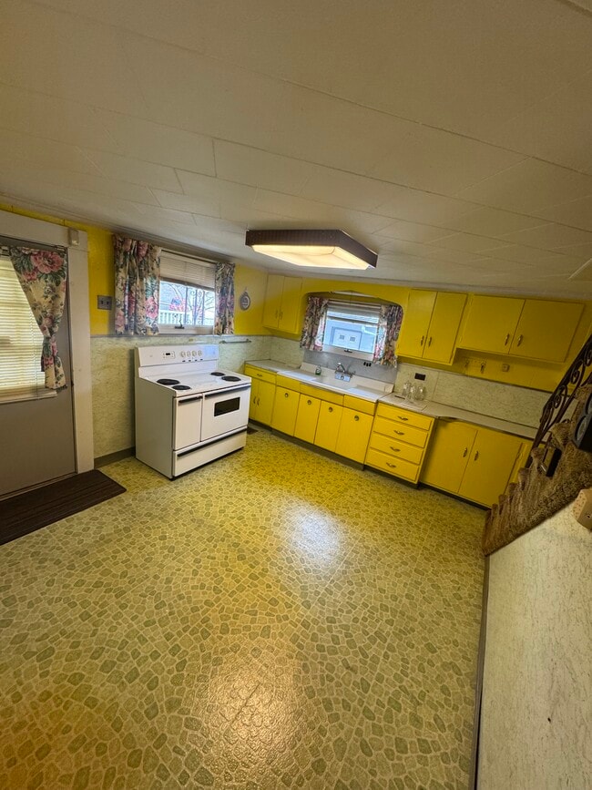 Building Photo - 257 Main St