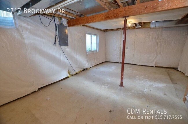 Building Photo - Huge DSM Split Level!