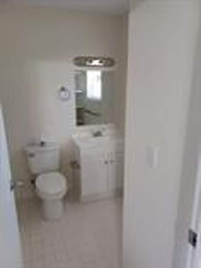 Building Photo - Elmwood Apartments- 1 and 2 Bedrooms w/ WD...
