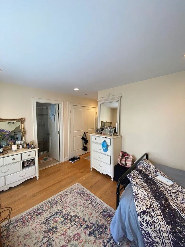 Building Photo - No Brokers Fee, No Security Deposit, In-Unit Washer and Dryer, Central Heat/AC, One Parking is In...