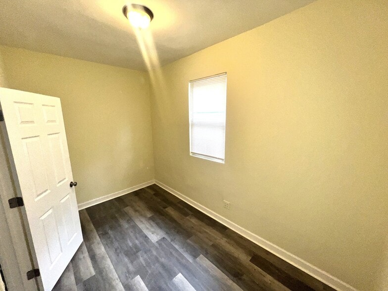 Building Photo - 1233 W 71st Pl