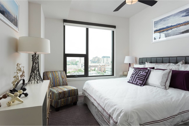 Spacious bedroom - 1000 Speer by Windsor