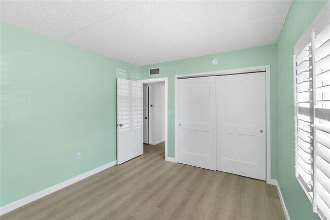 Building Photo - 1153 Rue des Rois