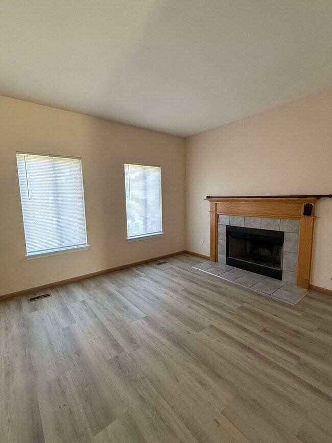 Building Photo - 757 Bayles Dr
