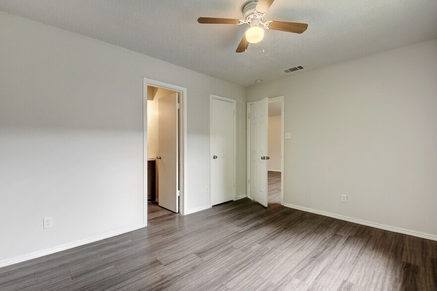 Building Photo - 5303 Spring Meadow Rd