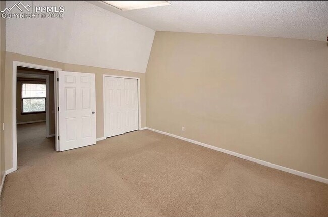 Building Photo - Three Bedroom Townhome with Pool