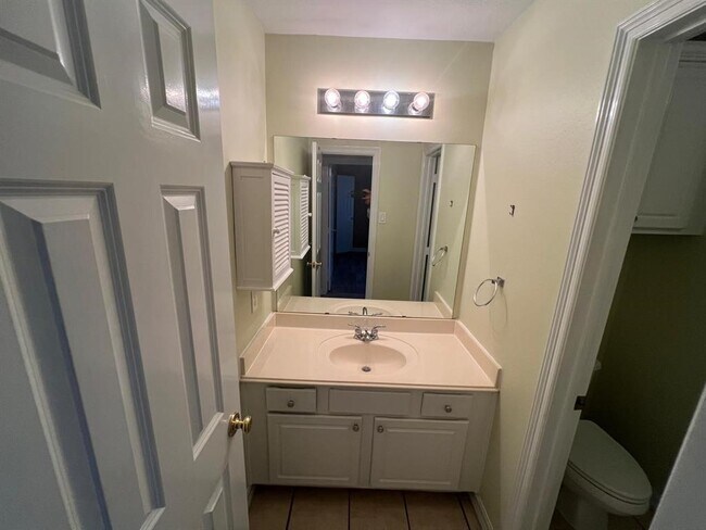 Building Photo - 1155 Enclave Square E