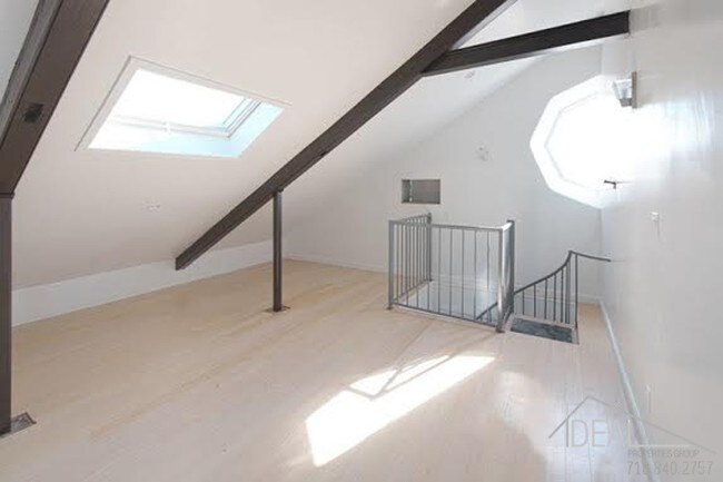 Primary Photo - 68 Herkimer St