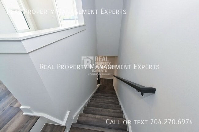 Building Photo - 2140 Terwilliger Terrace