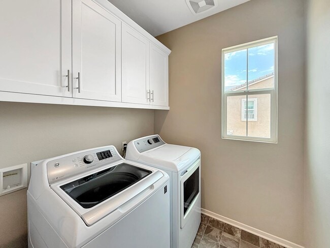 Building Photo - Charming 4BR/3BA Two-Story house with Atta...