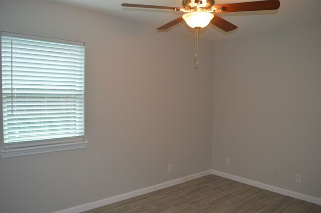 Building Photo - Gorgeous, Spacious 4 bed 2 bath