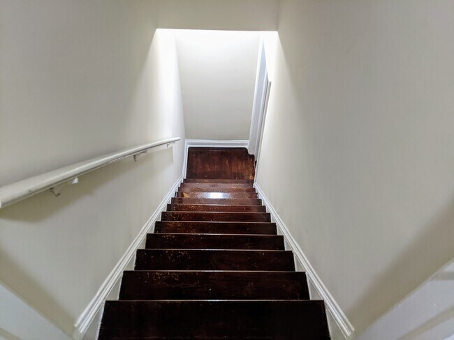 Building Photo - Charming 1 Bedroom Duplex in Buckhead!