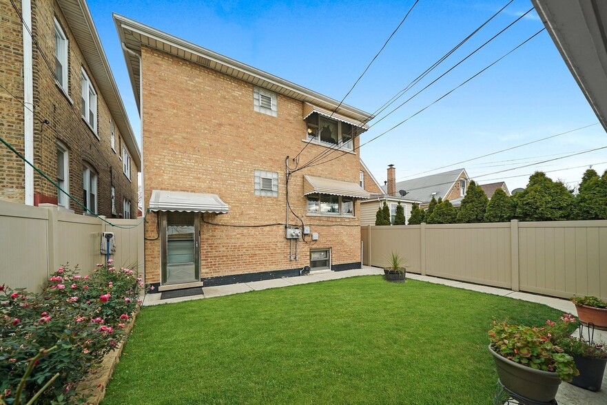 Building Photo - 6022 S Komensky Ave