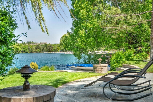 Building Photo - LAKEFRONT LUXURY ON LAKE STANLEY | FULLY FURNISHED + UTILITIES INCLUDED IN GUARDED LAKERIDGE SHORES