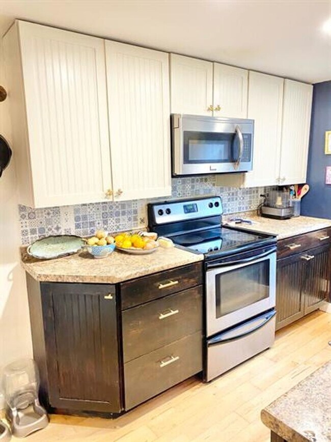 Building Photo - 2 Bedroom Condo South End of Burlington