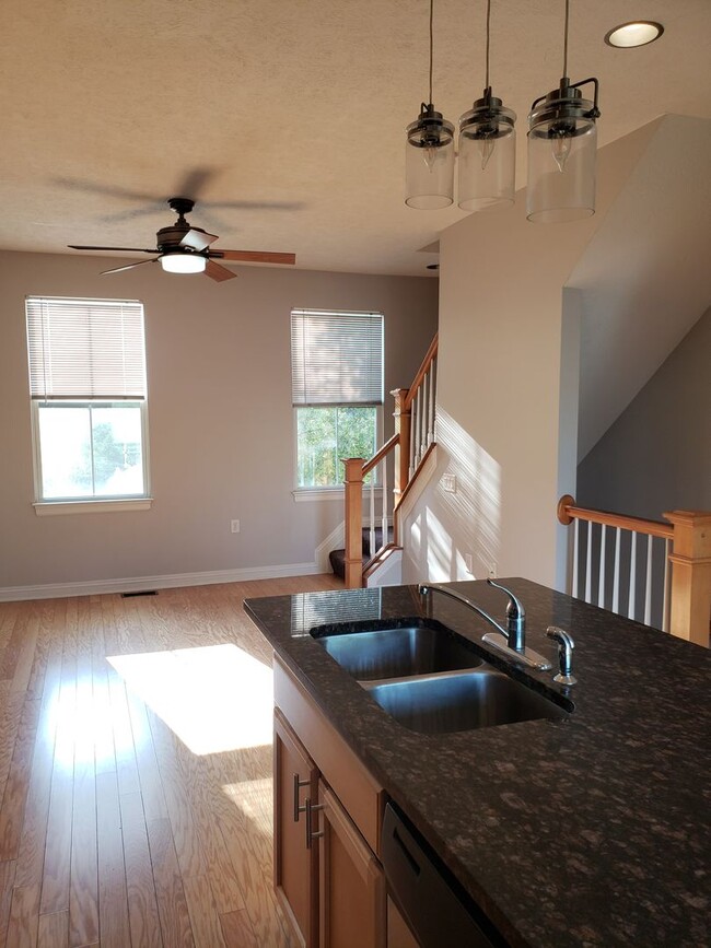 Building Photo - 1 Bed 1.5 Bath Townhome in King-Lincoln Br...