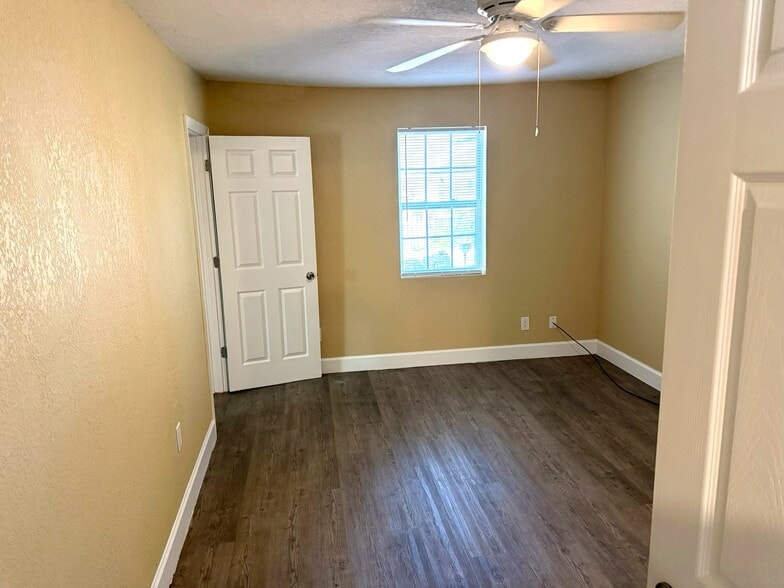 Building Photo - 803 Rushing St