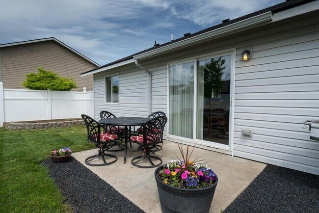 Building Photo - Beautiful 3 bedroom 2 bath Post Falls Home