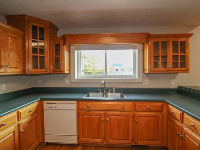 Building Photo - Spacious home!