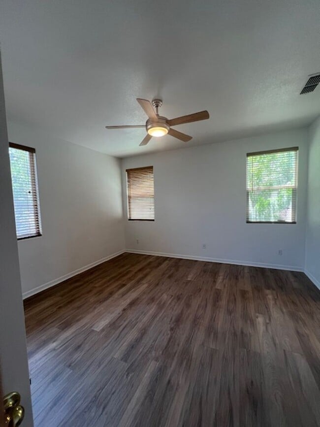 Building Photo - Single Story 3 Bedroom Home in Lincoln Acr...