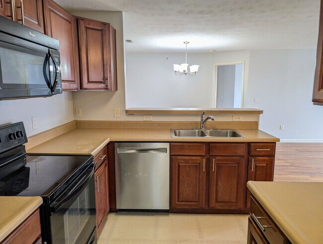 Building Photo - AVAILABLE NOW- Convenient 2 Bed/2 Full Bath Condo in Beavercreek!